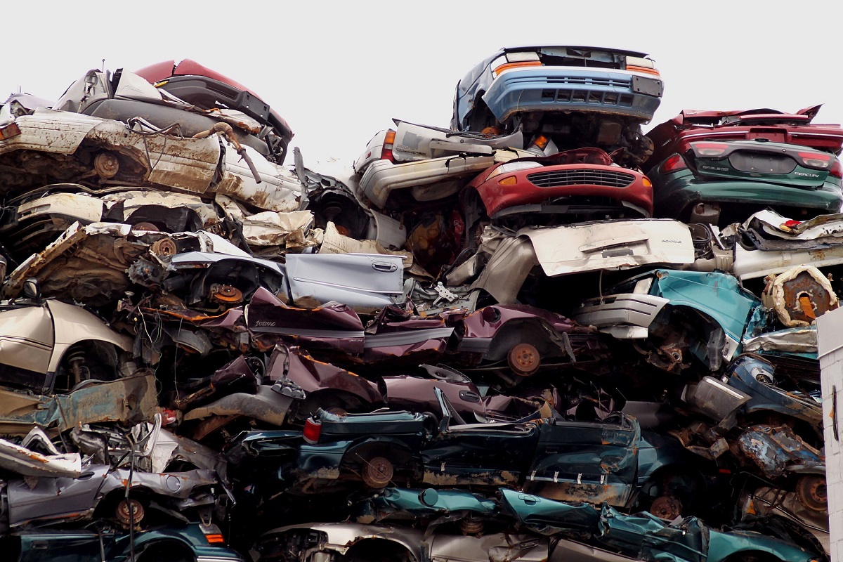 You are currently viewing Turning Trash into Treasure: The Ins and Outs of Getting Your Old Junk Car Towed Away