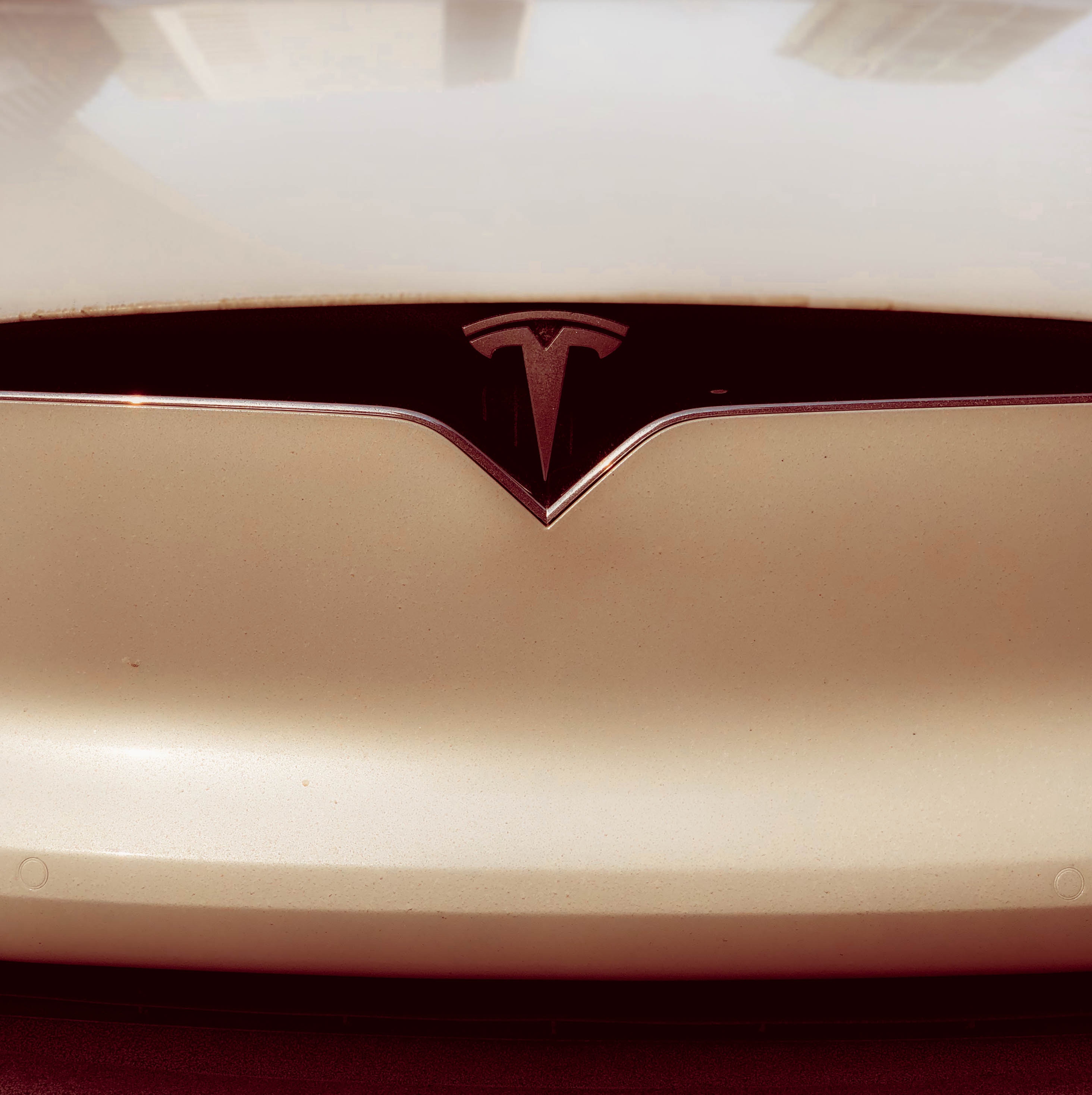 Read more about the article Tesla Vehicles May Include Tow Truck Auto Call Feature