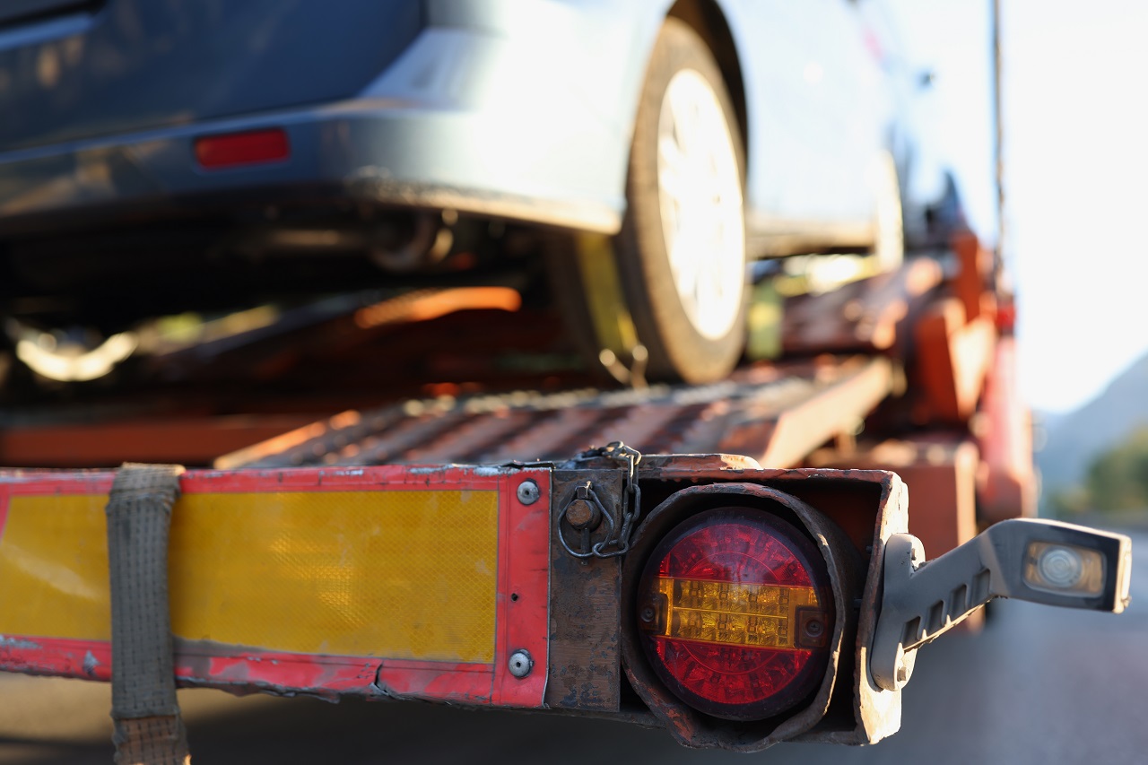 Read more about the article Towing Safety: How to Share the Road with Tow Trucks and Prevent Accidents